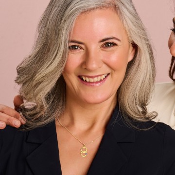 1 gouden familie hanger met twee rondjes en geboortesteen