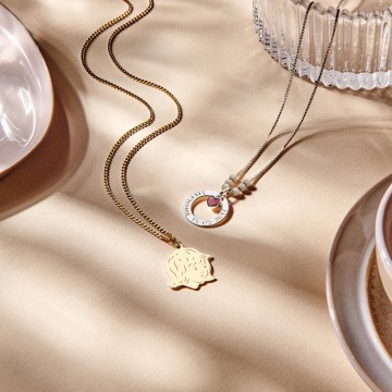 1 gouden meisjes kinderkopje met achterkant gravure