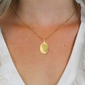 1 gouden ovalen hanger met vingerafdruk en eigen tekst