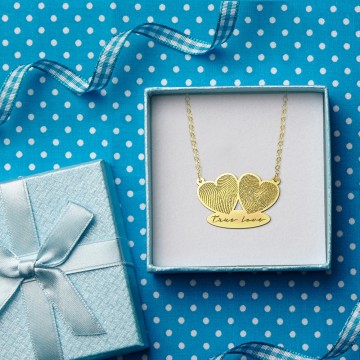 2 gouden hanger met twee vingerafdrukken en eigen tekst