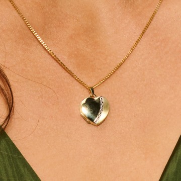 2 gouden hart medaillon met versiering en gravure