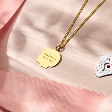 2 gouden kinderkopje hanger meisje met achterkant gravure