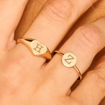 2 gouden ring met initialen in een rondje
