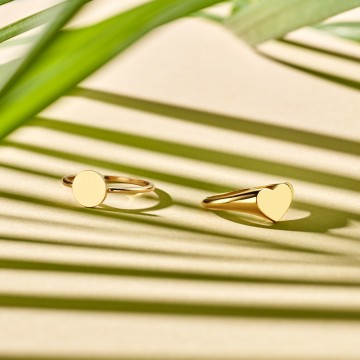 2 gouden zegelring met vingerafdruk in hartvorm