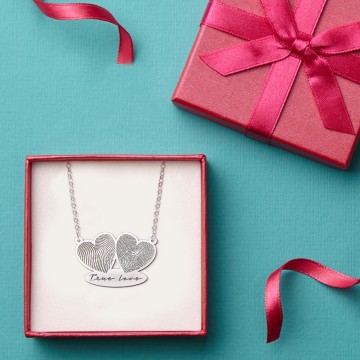 2 hanger met twee vingerafdruk en eigen tekst