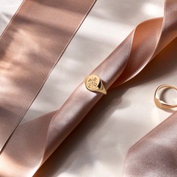 2 ovale gouden zegelring met vier initialen