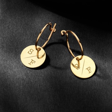 3 gouden creolen met hanger in ronde vorm en initialen