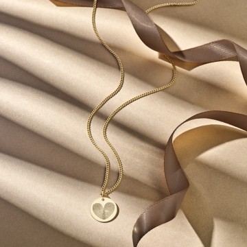 3 gouden hanger met twee vingerafdrukken in hartvorm