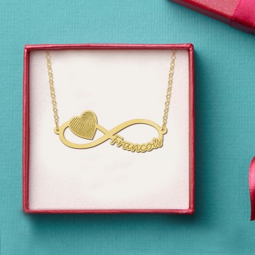3 gouden infinity sieraad met vingerafdruk