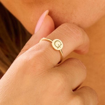 3 gouden ring met initialen in een rondje