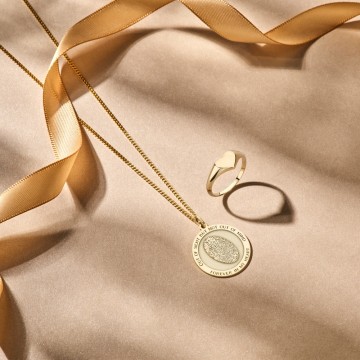 3 ronden hanger met ovale vingerafdruk van 14 karaat goud