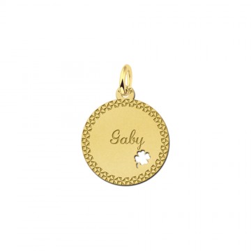 Graveren in een elegante gouden hanger met klavertje 4