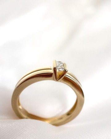 Ring geelgoud briljant 0 10 crt 32389 nl g